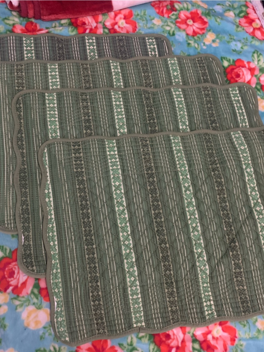 4 Piece Sage Green Quilted Placemat Set With Scalloped Edges Reversible